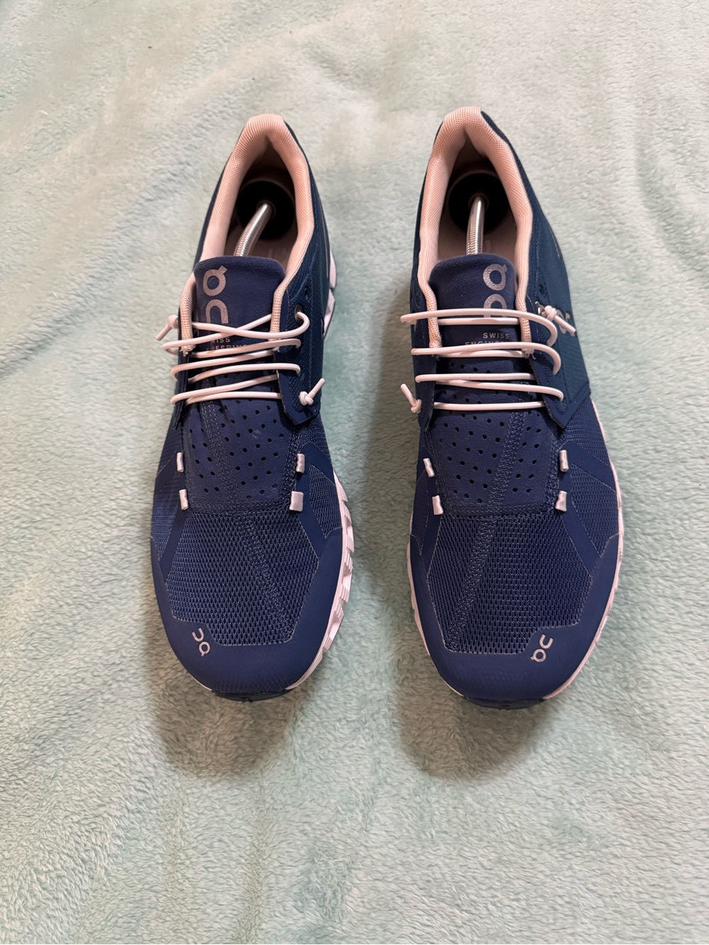 On Cloud 6 Women's Sneaker in Navy and white - women’s size 11 - Picture 3 of 11